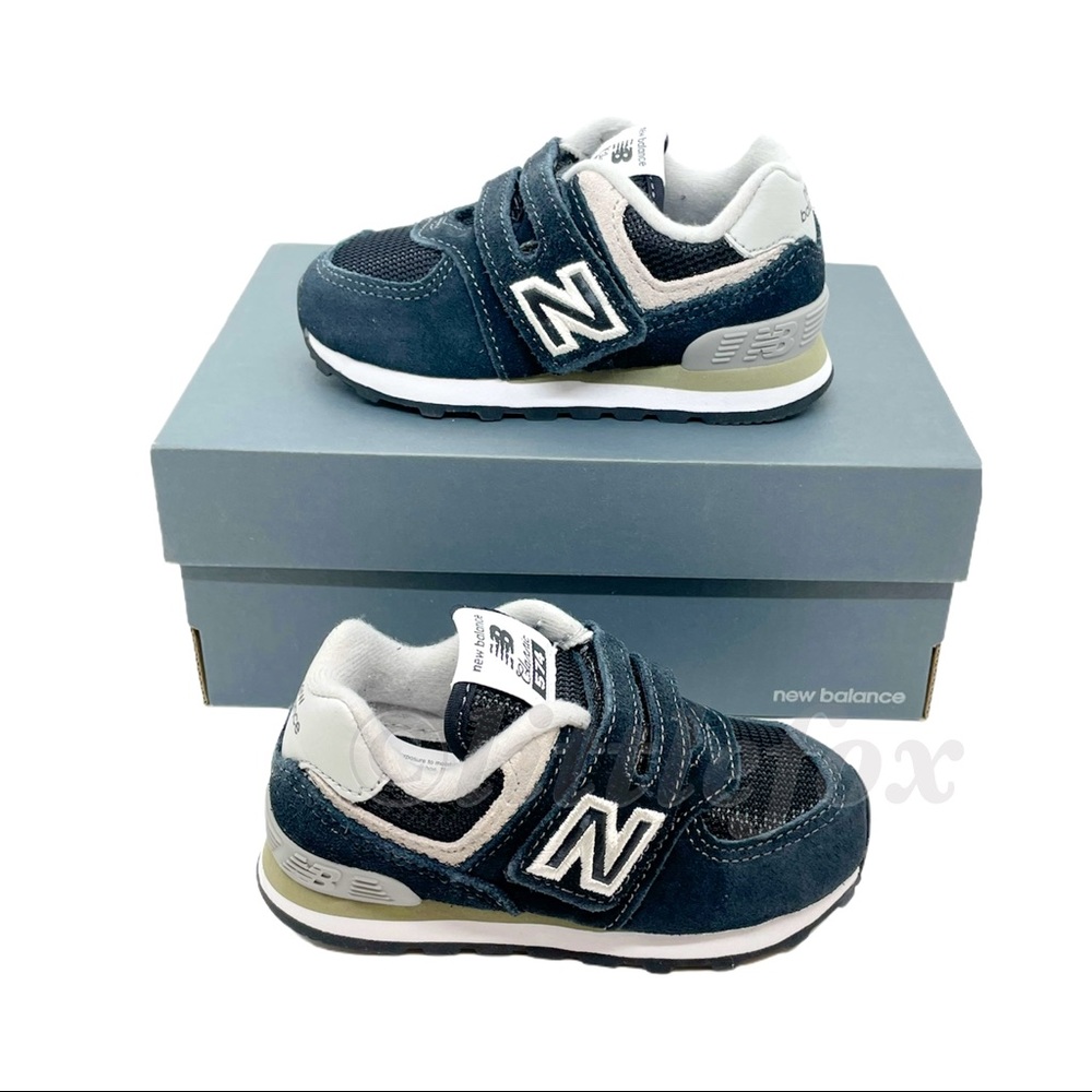 NEW! NEW BALANCE SNEAKERS